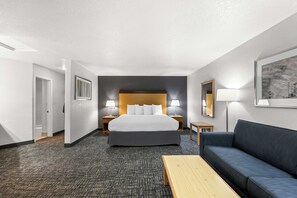 خزنة داخل الغرفة ومكتب وستائر تعتيم ومكواة/لوح كي