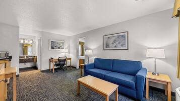 Suite, 1 Tempat Tidur King, Bebas Asap Rokok (with Sofabed) | Brankas, meja kerja, tirai kedap cahaya, dan setrika/meja setrika