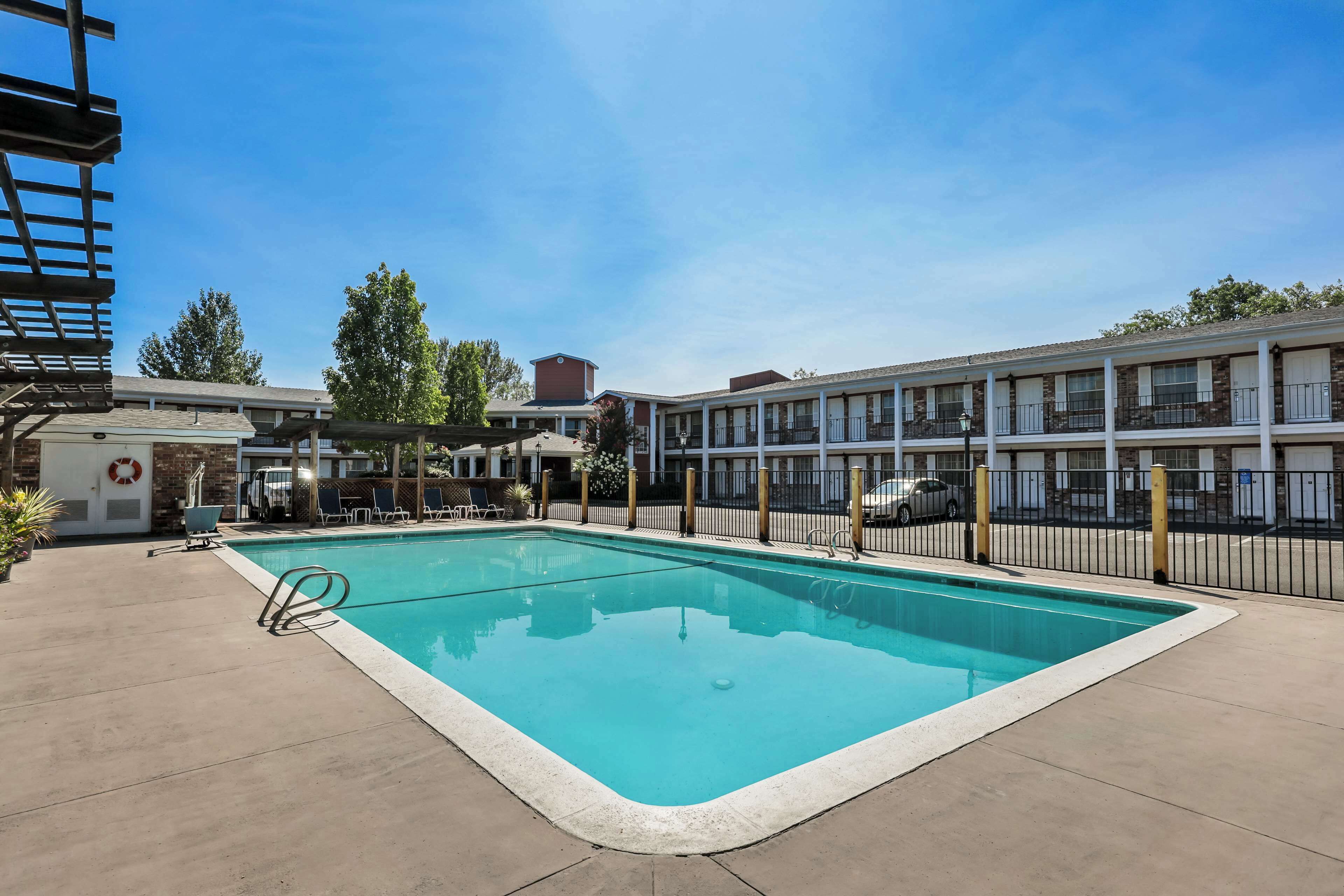 seasonal outdoor pool, open 9:00 am to 10:00 pm, pool umbrellas