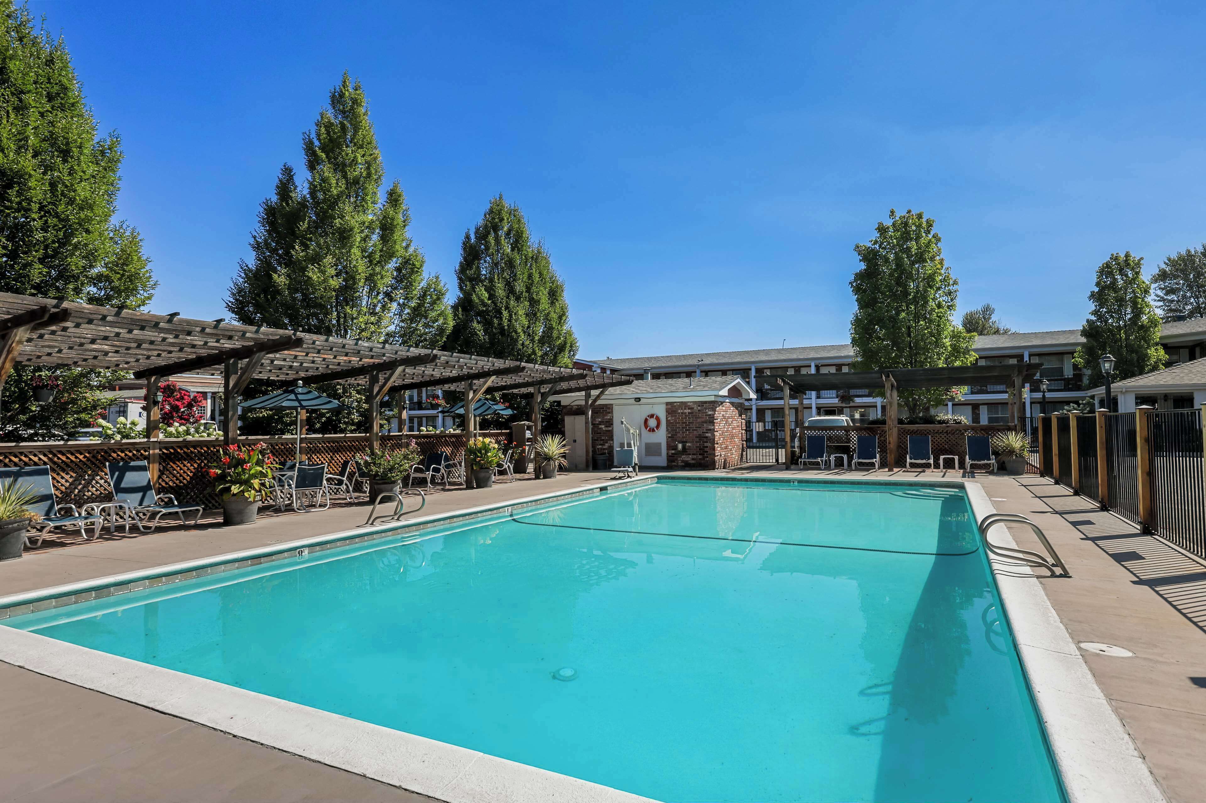 seasonal outdoor pool, open 9:00 am to 10:00 pm, pool umbrellas