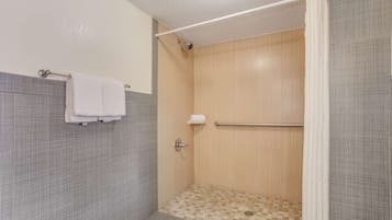 Habitació, 1 llit de matrimoni gran, accessible, no fumadors | Bany | Articles de tocador gratuïts, assecador de cabells i tovalloles