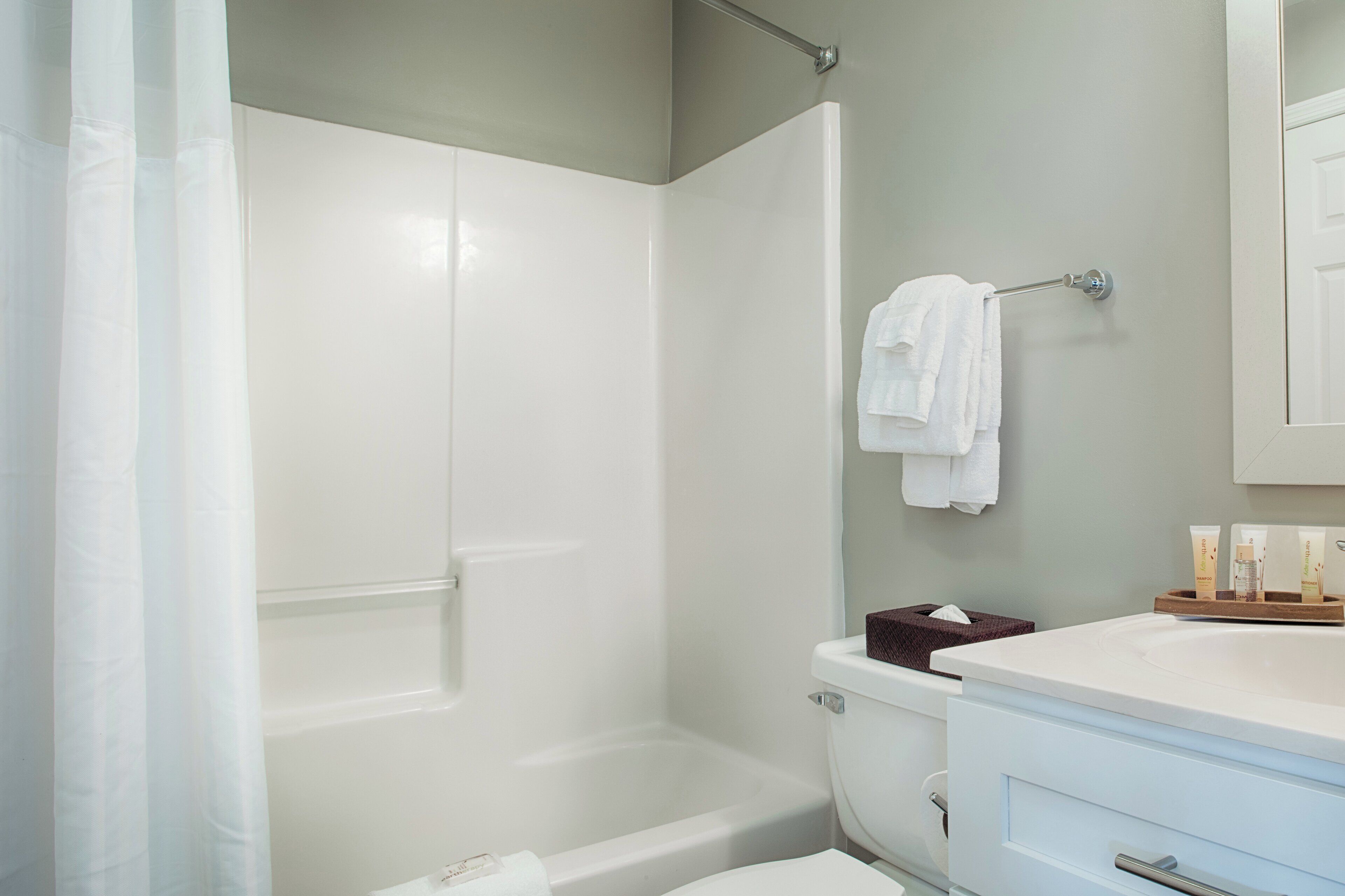 standard room, 2 bedrooms | bathroom | combined shower/bathtub, free toiletries, towels, shampoo