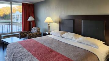 Escritorio, wifi gratis, ropa de cama y despertador