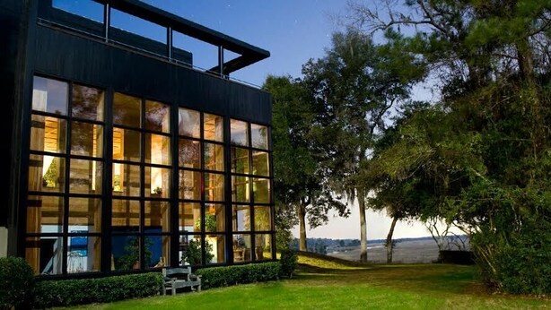 Un edificio moderno con amplias ventanas y vistas al paisaje.