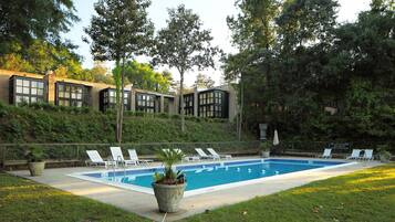 Kolam renang terbuka, payung kolam, kerusi lepak pantai