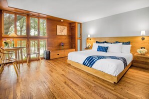 Rom – grand, 1 queensize-seng | Safe på rommet, individuelt dekorert, individuelt innredet og skrivebord