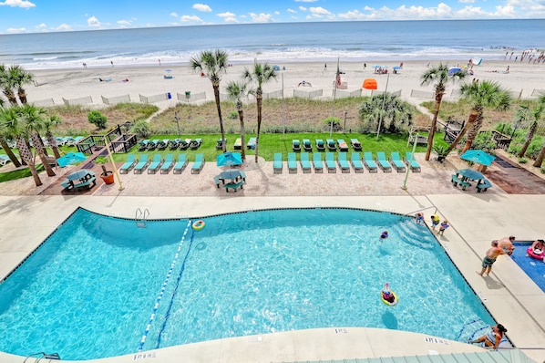 Alberca techada y alberca al aire libre