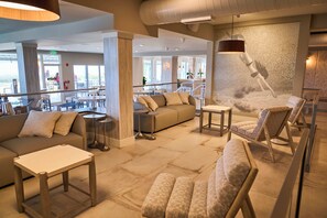 2 restaurants servant le petit déjeuner, spécialités Cuisine américaine