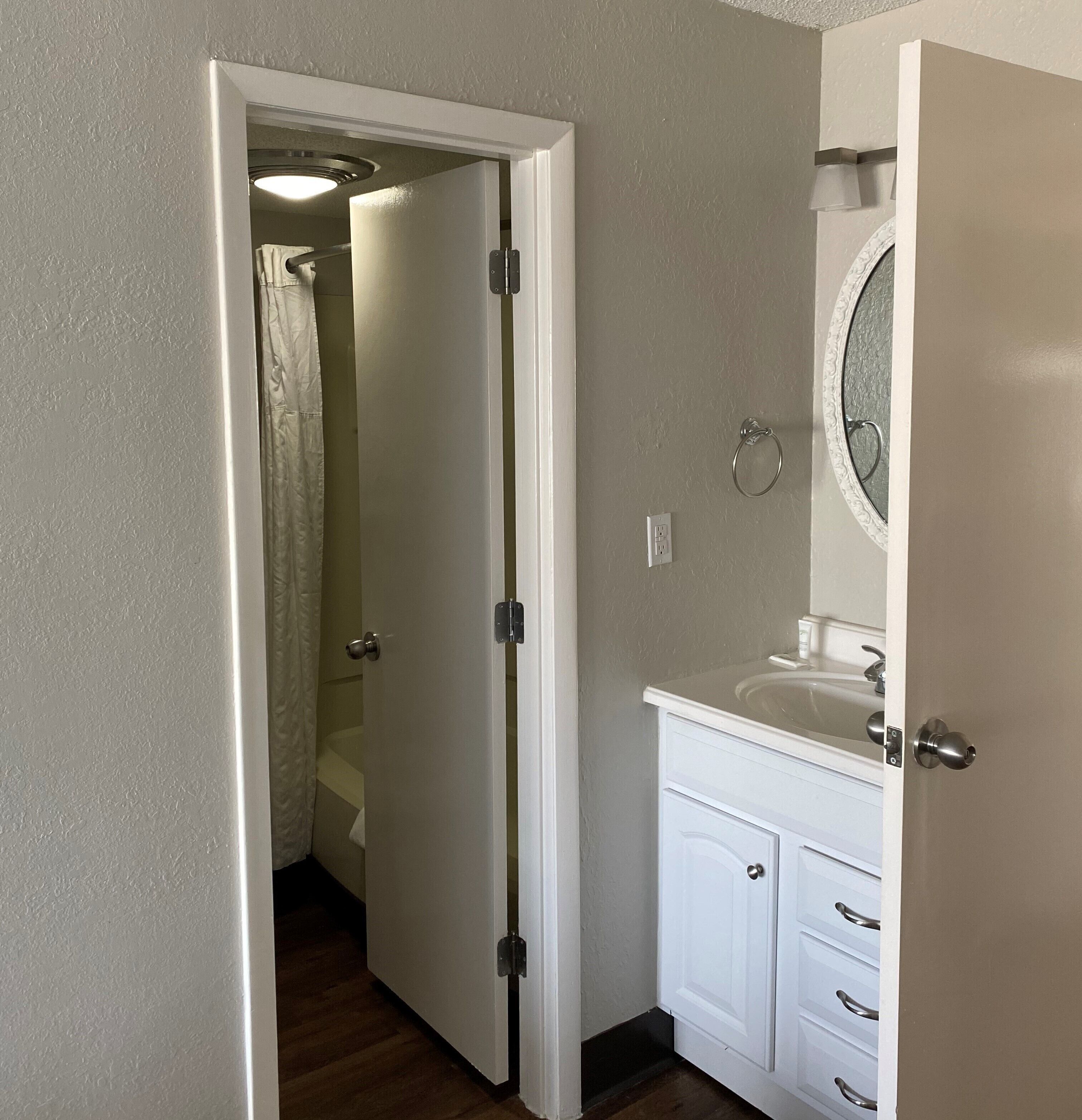 Un baño con inodoro, lavabo y espejo.