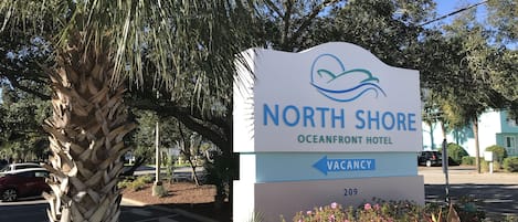 Señal de hotel para el Hotel North Shore Oceanfront, con una flecha que indica disponibilidad a la izquierda.