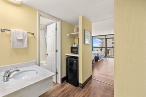 In-room safe, iron/ironing board, free WiFi, bed sheets - North Shore Oceanfront Resort Hotel with Waterpark (Myrtle Beach)