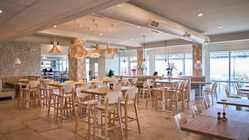 Daily cooked-to-order breakfast (USD 10 per person)