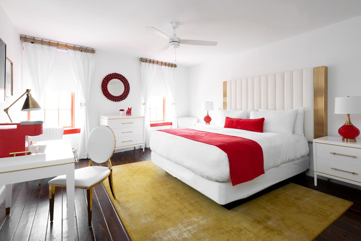 Vendue Signature King | Egyptian cotton sheets, premium bedding, pillowtop beds, in-room safe
