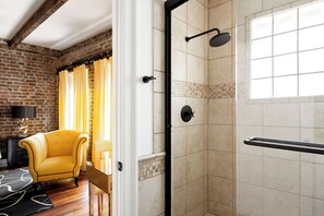 Habitación Prestigio, 1 cama King size | Baño | Amenidades de baño de diseñador, secadora de cabello, batas, toallas 
