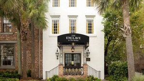 Un edificio con un cartel que dice "The Enclave at The Vendue".