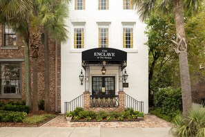 Egyptian cotton sheets, premium bedding, pillowtop beds, in-room safe - The Vendue (Charleston)