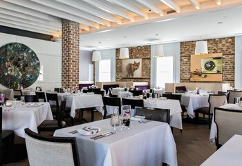 2 restaurants, lunch, dinner served; American cuisine at The Vendue