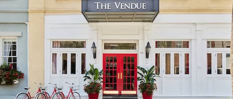 Egyptian cotton sheets, premium bedding, pillow-top beds, in-room safe