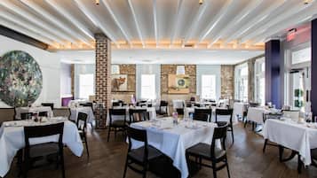 2 restaurants; lunch and dinner served