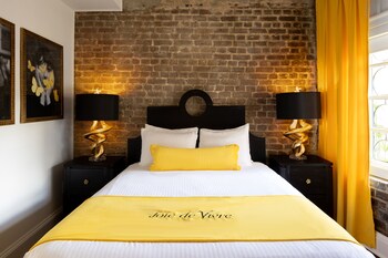Enclave Queen | Egyptian cotton sheets, premium bedding, pillowtop beds, in-room safe at The Vendue