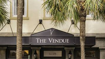 2 restaurants, lunch, dinner served; American cuisine