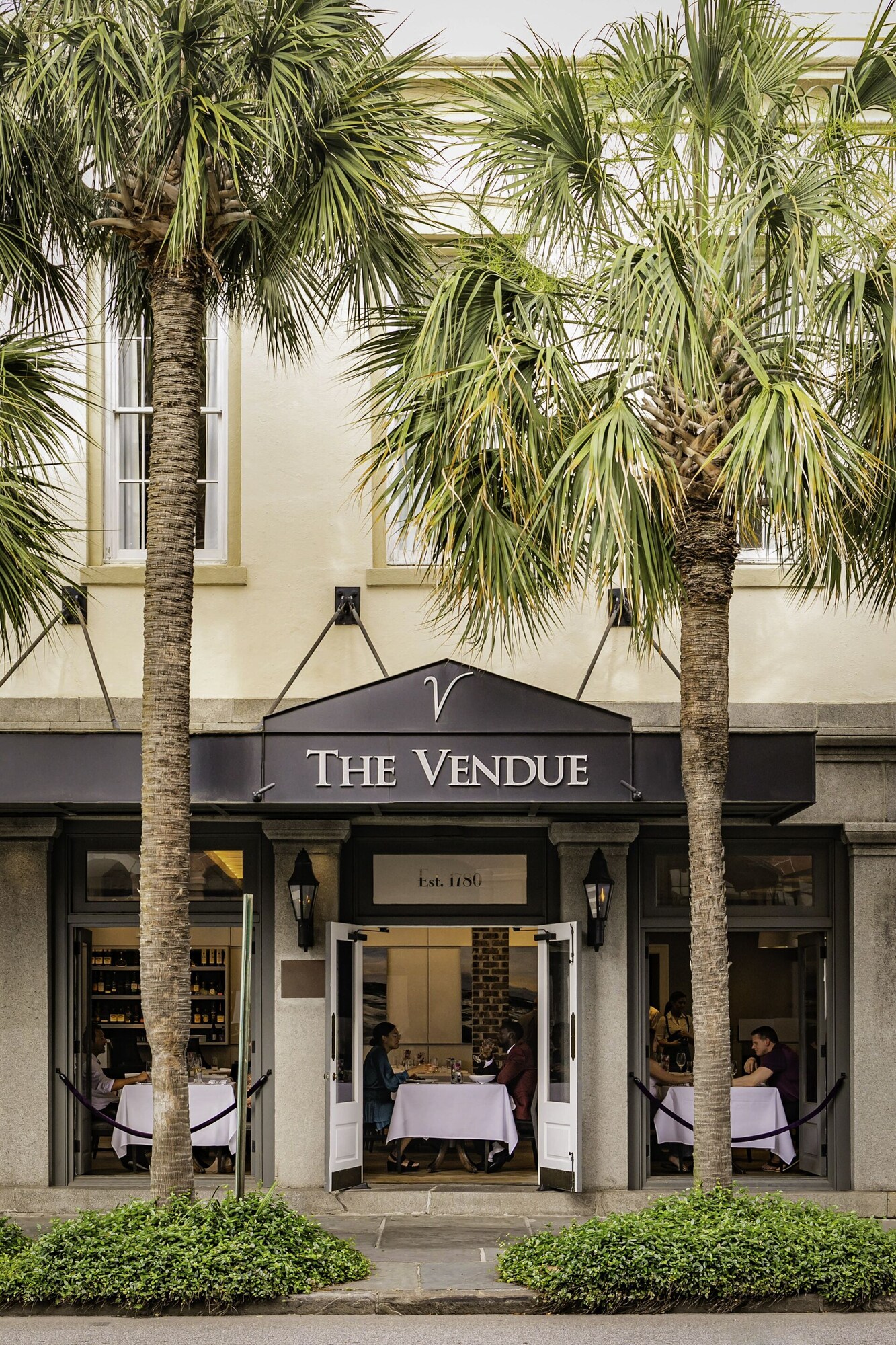2 restaurants; lunch and dinner served