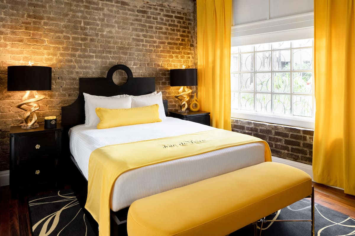 Enclave Queen | Egyptian cotton sheets, premium bedding, pillowtop beds, in-room safe