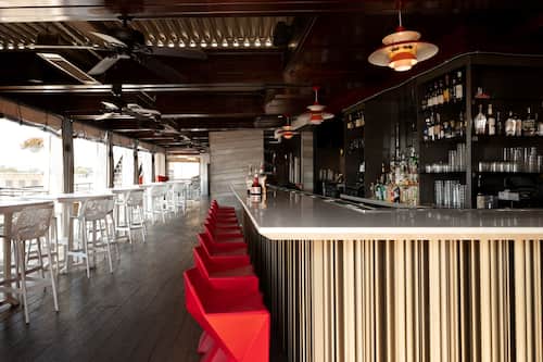 2 restaurants, servant le dîner et le souper; cuisine américaine