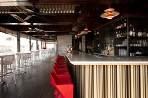 2 restaurants, lunch, dinner served; American cuisine 