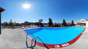 Una piscina rectangular con borde rojo y una escalera para entrar.