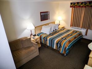 Chambre, 1 très grand lit, accessible aux personnes à mobilité réduite, fumeur | Bureau, lit d’appoint (supplément), accès au Wi-Fi (inclus)