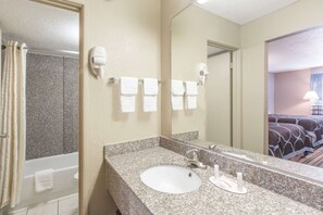 Combined shower/bathtub, free toiletries, towels