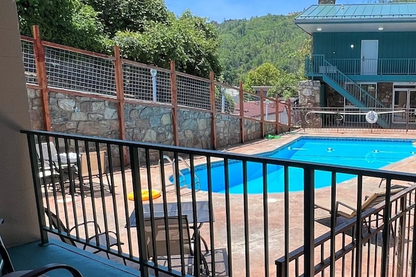 Habitació estàndard, 1 llit de matrimoni gran, balcó, vistes a la piscina | Exterior
