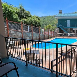 Habitación estándar, 1 cama King size, balcón, vista a la alberca | Exterior