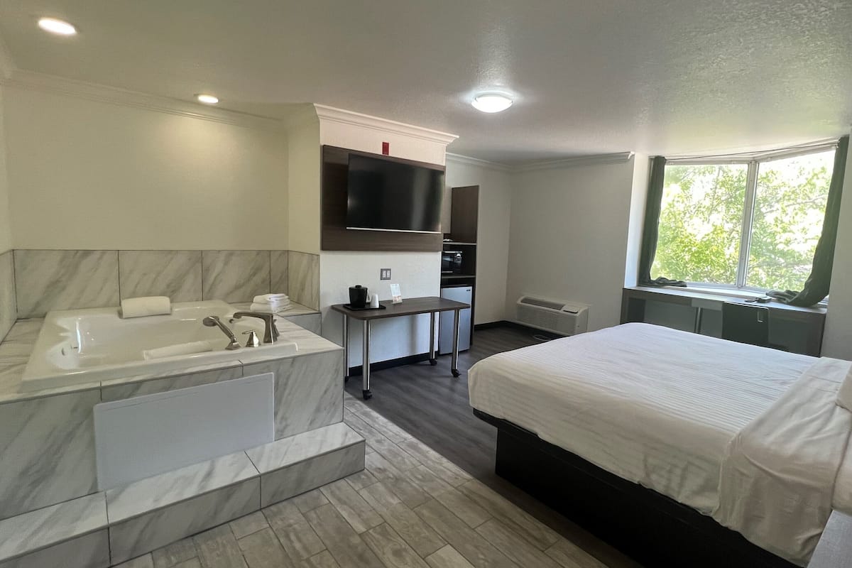 Deluxe Single Room, 1 King Bed, Jetted Tub | 1 bedroom, in-room safe, desk, laptop workspace