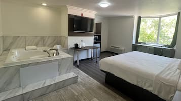 Deluxe Single Room, 1 King Bed, Jetted Tub | 1 bedroom, in-room safe, desk, laptop workspace