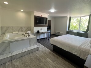 Deluxe Single Room, 1 King Bed, Jetted Tub | In-room safe, desk, laptop workspace, iron/ironing board