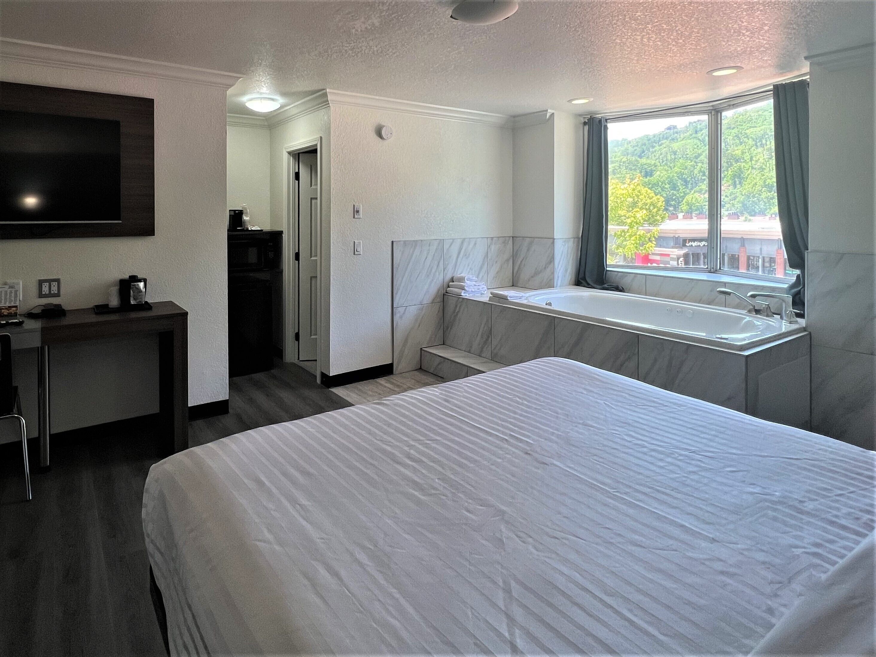 Deluxe Single Room, 1 King Bed, Jetted Tub | In-room safe, desk, laptop workspace, iron/ironing board