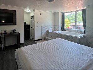 Enkeltrom – deluxe, 1 kingsize-seng, massasjebadekar | Safe på rommet, skrivebord og skrivebord for bærbar PC