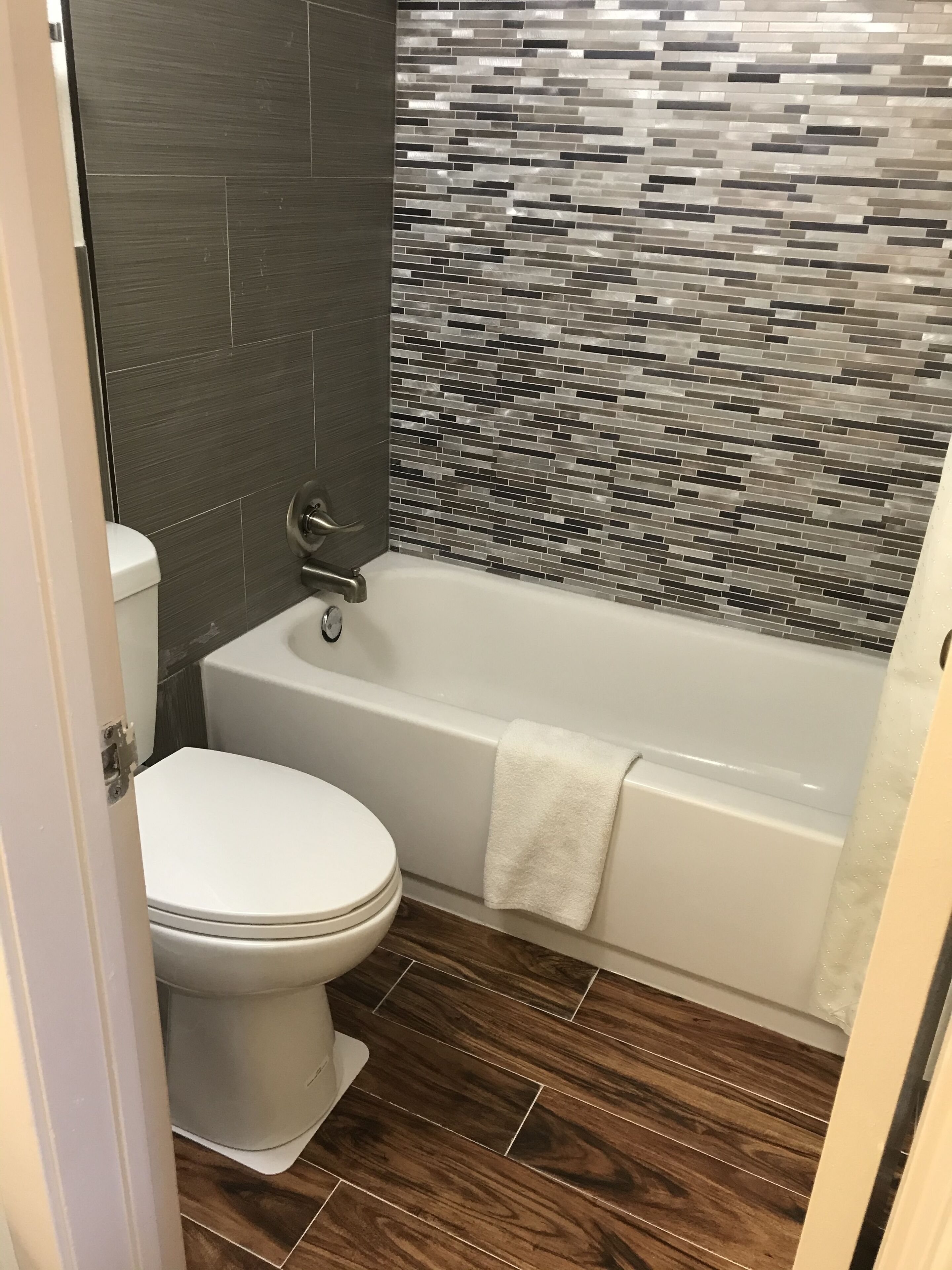 Combined shower/tub, free toiletries, hair dryer, towels