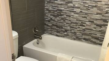 Combined shower/tub, free toiletries, hair dryer, towels