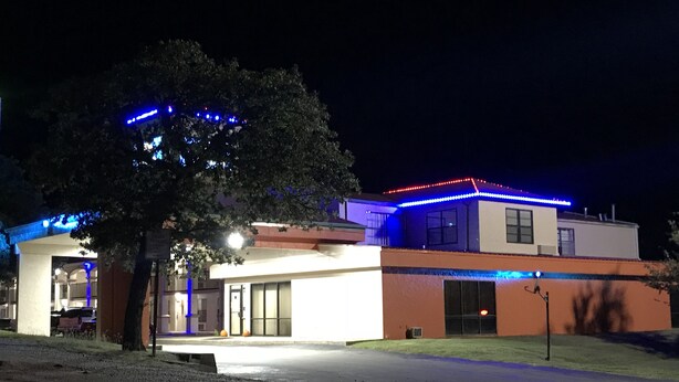 Un bâtiment à l’architecture moderne, doté d’un toit plat et de grandes fenêtres.