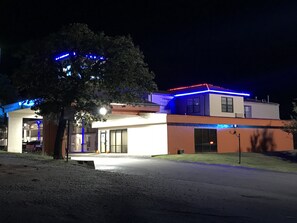 Façade de l’hébergement  – soirée/nuit