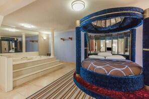 Suite, 1 King Bed, Hot Tub | Desk, iron/ironing board, free WiFi, bed sheets