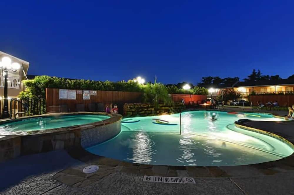 Sunday House Inn and Suites