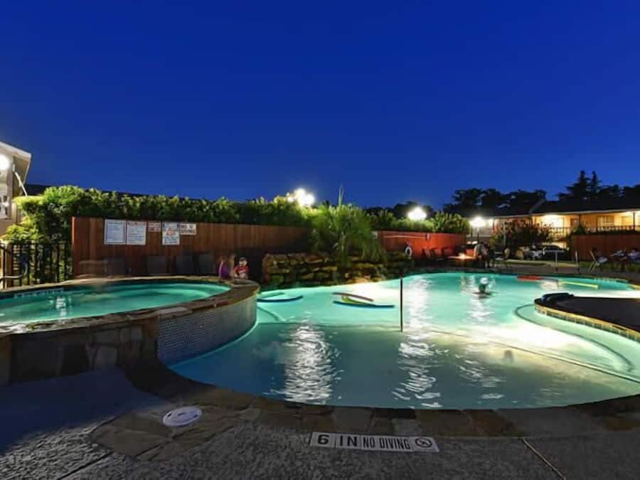 2 piscines extérieures, chaises longues