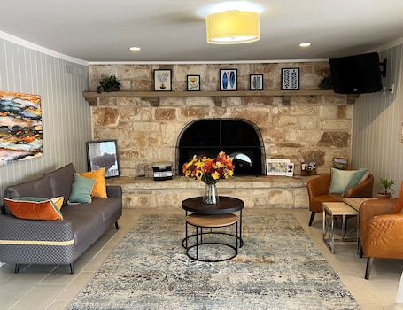 Lobby. Sunday House Inn and Suites