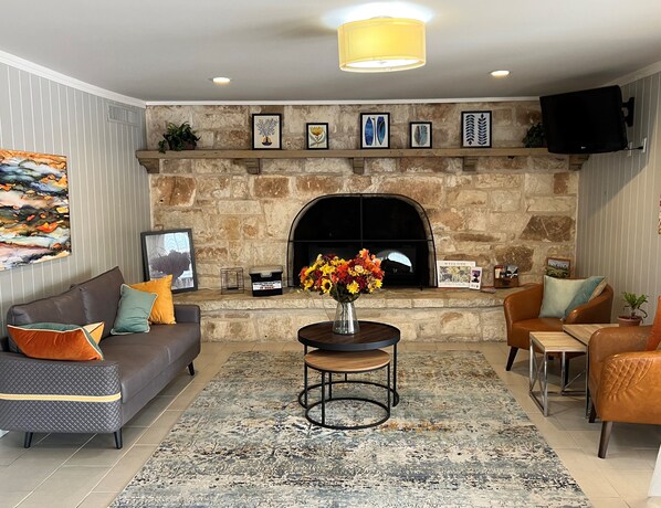 Lobby - Sunday House Inn and Suites (Fredericksburg)