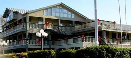 Exterior. Sunday House Inn and Suites