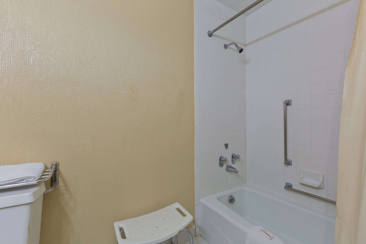 Kamar, 1 Tempat Tidur King, akses difabel | Setrika/meja setrika, tempat tidur bayi gratis, dan Wi-Fi gratis